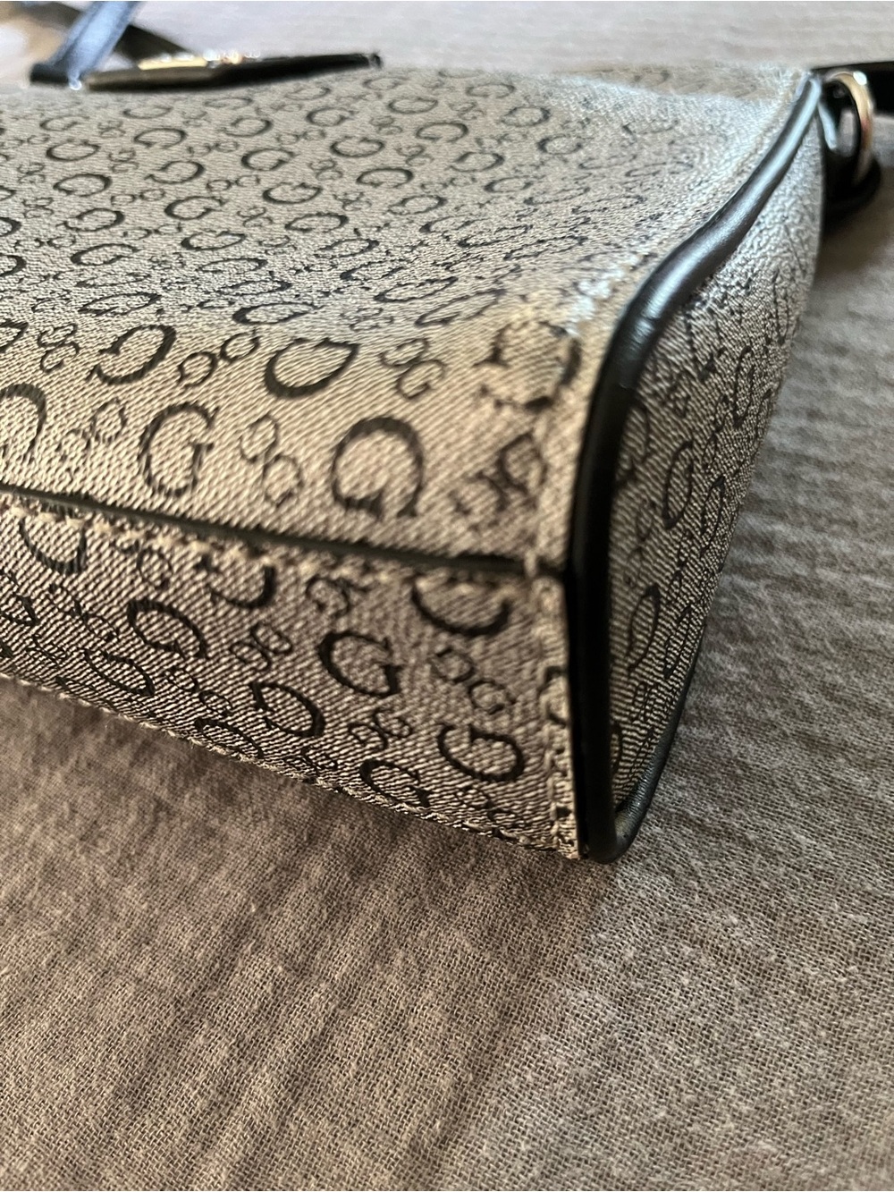 Guess Los Angeles gray/black signature print medium crossbody bag EUC - Picture 11 of 12